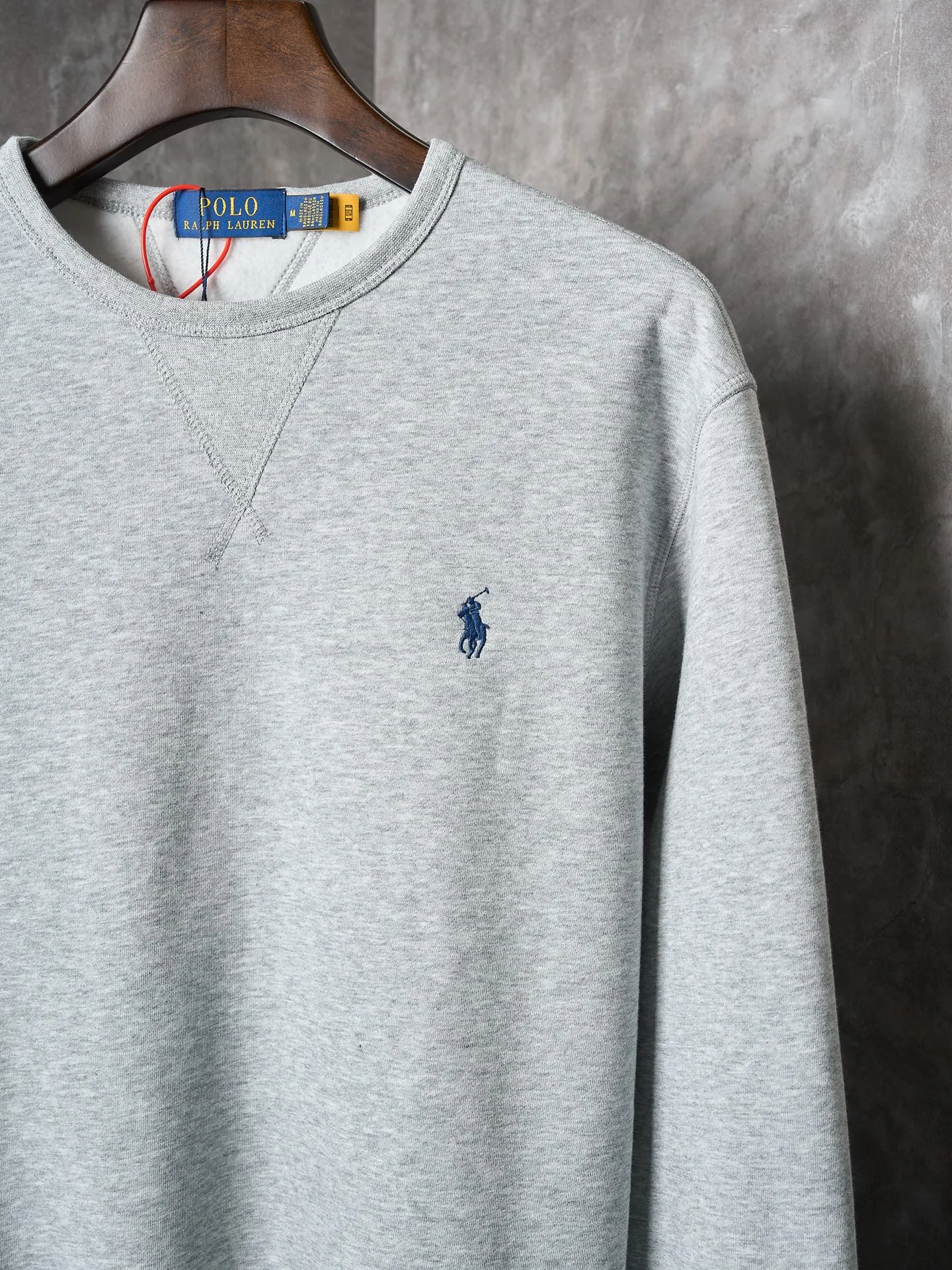P290 Actual auction】Ralph Lauren/Ralph Lauren solid color pony logo embroidered round neck sweatshirt (grey) [Ready stock] S M L XL custom cloud-like honey cotton fleece sweatshirt material has a delicate feel and is comfortable and skin-friendly. It is based on matte gray and comes with a soft light filter. The exquisite indigo pony logo is embellished. It is highly recognizable. It has an atmosphere of freedom and vitality. A symphony of pure and smart colors. Use extreme simplicity to outline high-end silhouettes, become the smart focus of vision, and show taste in silence. Use imported machine embroidery technology. Use advanced computer control systems and precision mechanical components to achieve the iconic pony embroidery operation. High precision. The lines are smooth and delicate. Adopt Hasuo technology and use specific machines to sew. Hasuo has high fastness and adds visual effects. It is time-consuming and labor-intensive. The fabrics have been washed and have a better texture. They are not easy to deform and are not easy to shrink. Not easy to fade, maintain long-term beauty, and fit well.